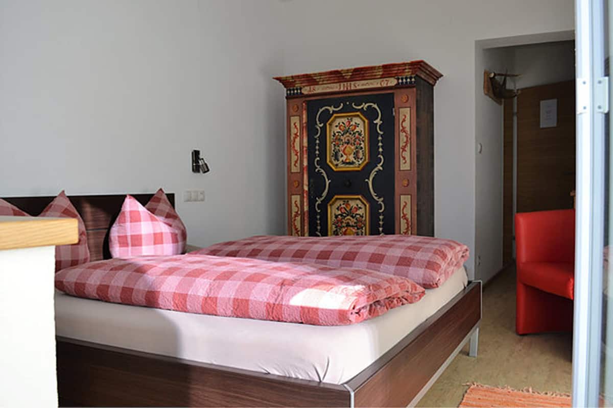 Classic Double Room, Private Bathroom | 1 bedroom, free WiFi, bed sheets