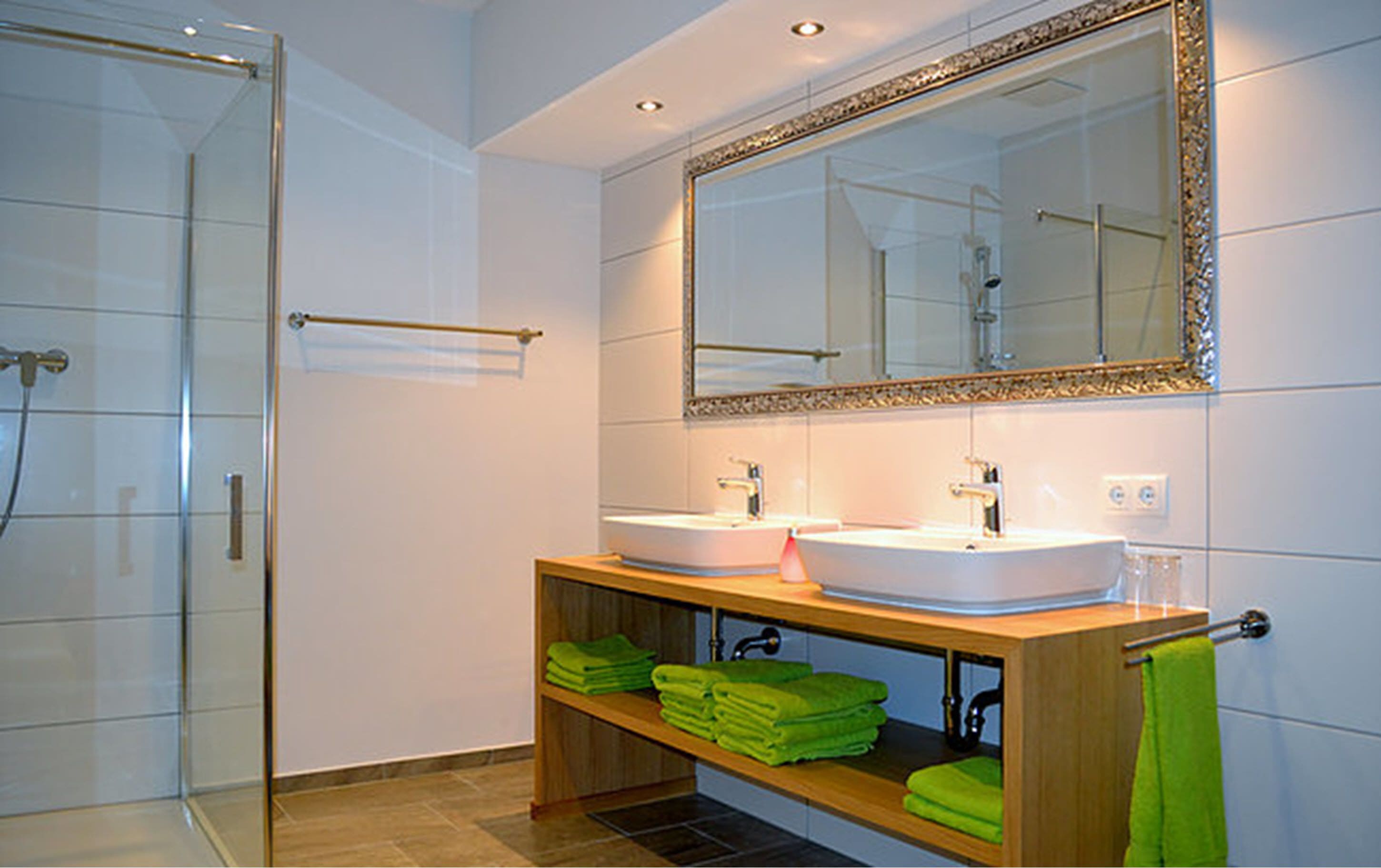 Deluxe-Apartment, barrierefrei, eigenes Bad (App. für 6 Personen) | Badezimmer | Dusche, Haartrockner, Handtücher