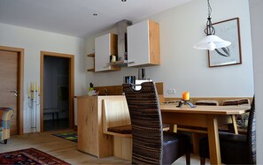 Apartamento Deluxe, accesible para personas con discapacidad, baño privado (App. für 6 Personen) | Zona de estar | Una televisión LED