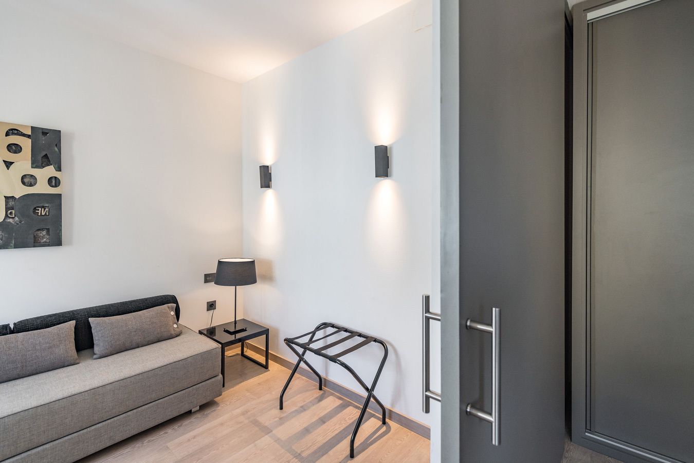 family room | desk, free wifi, bed sheets