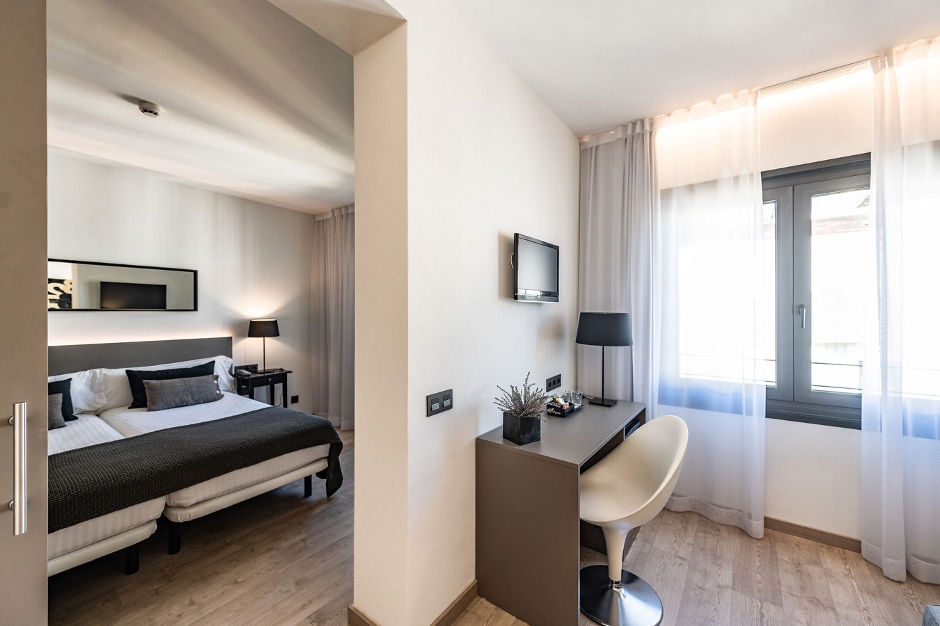 desk, free wifi, bed sheets