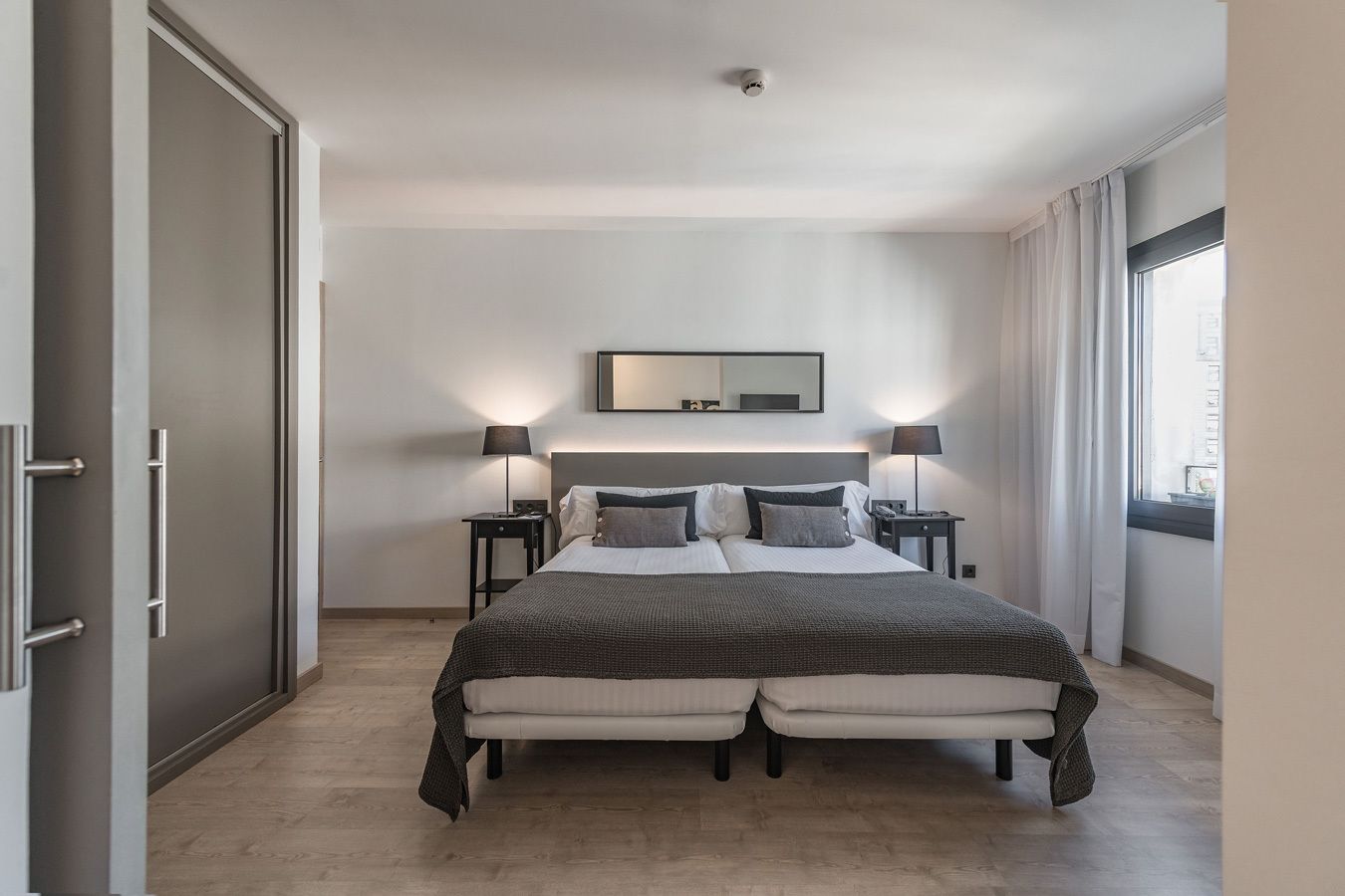 family room | desk, free wifi, bed sheets