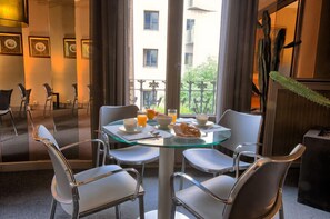 Daily buffet breakfast (EUR 15 per person) - Hotel Paseo de Gracia (Barcelona)