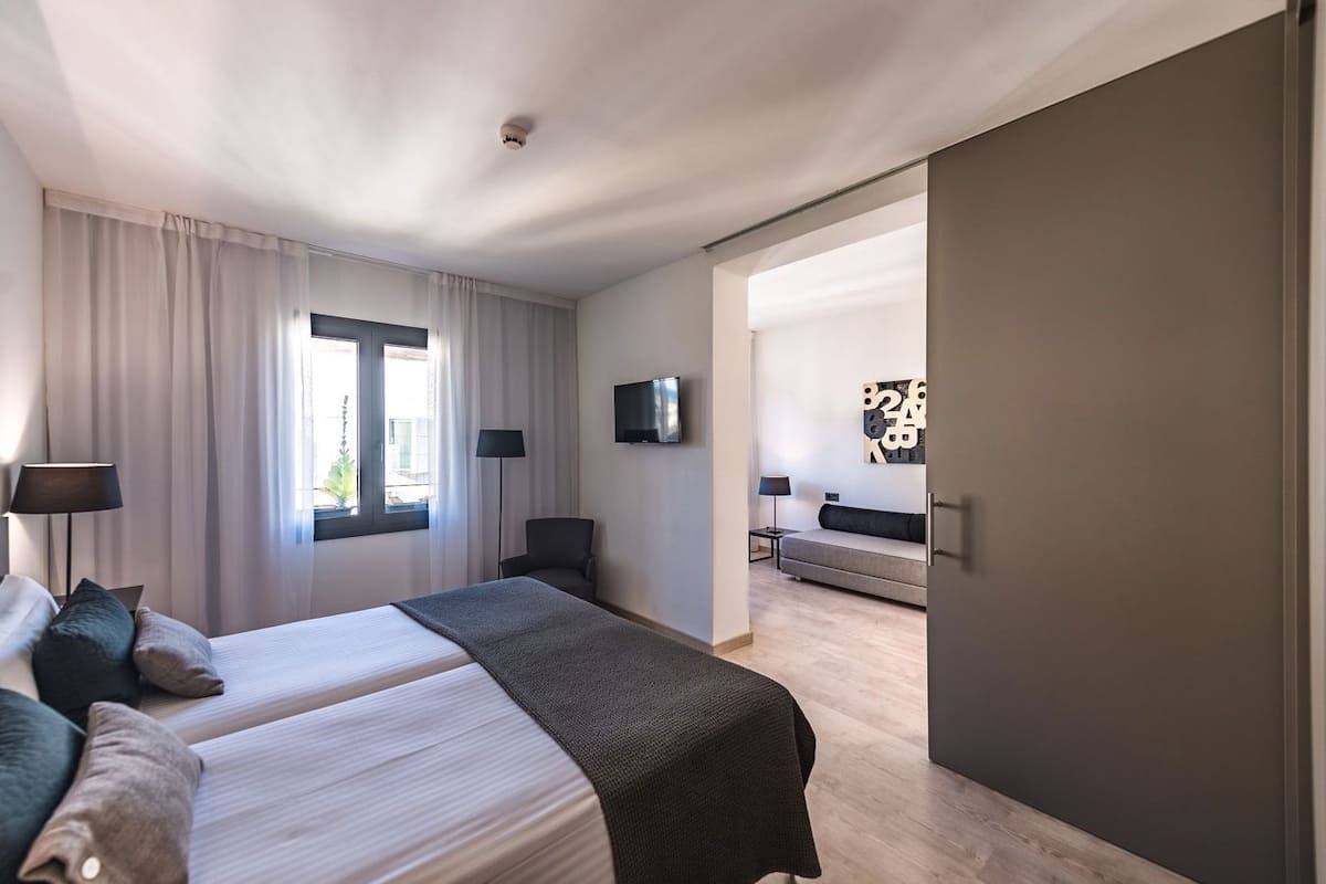 Family Room | Desk, free WiFi, bed sheets