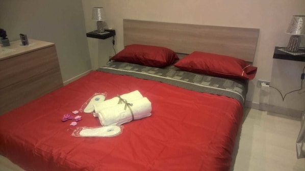 Desk, free cots/infant beds, free WiFi, bed sheets