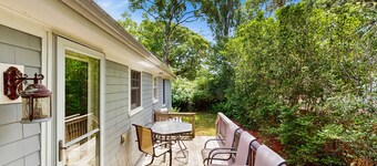 Cute & cozy cottage with a patio & gas grill in the heart of Martha's Vineyard