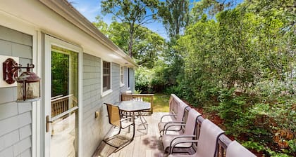 Cute & cozy cottage with a patio & gas grill in the heart of Martha's Vineyard