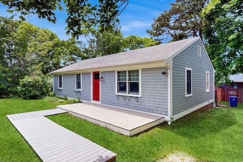 Cute & cozy cottage with a patio & gas grill in the heart of Martha's Vineyard