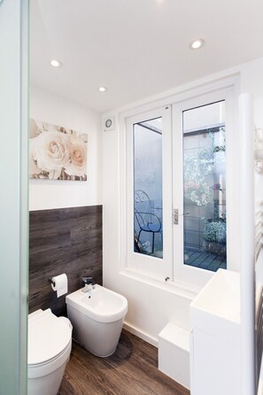 Apartment, 2 Bedrooms | Bathroom - Royal Court of Justice view (London)