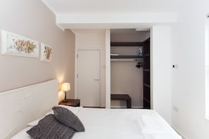 Apartment, 2 Bedrooms | 2 bedrooms, free WiFi - Royal Court of Justice view (London)