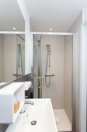 Apartment, 2 Bedrooms | Bathroom - Royal Court of Justice view (London)