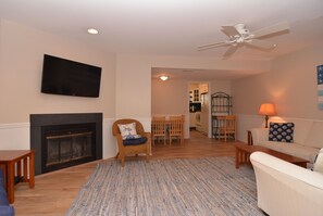 Televisie, een open haard en boeken