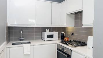 Apartment, 1 Bedroom | Private kitchen | Fridge, microwave, oven, stovetop
