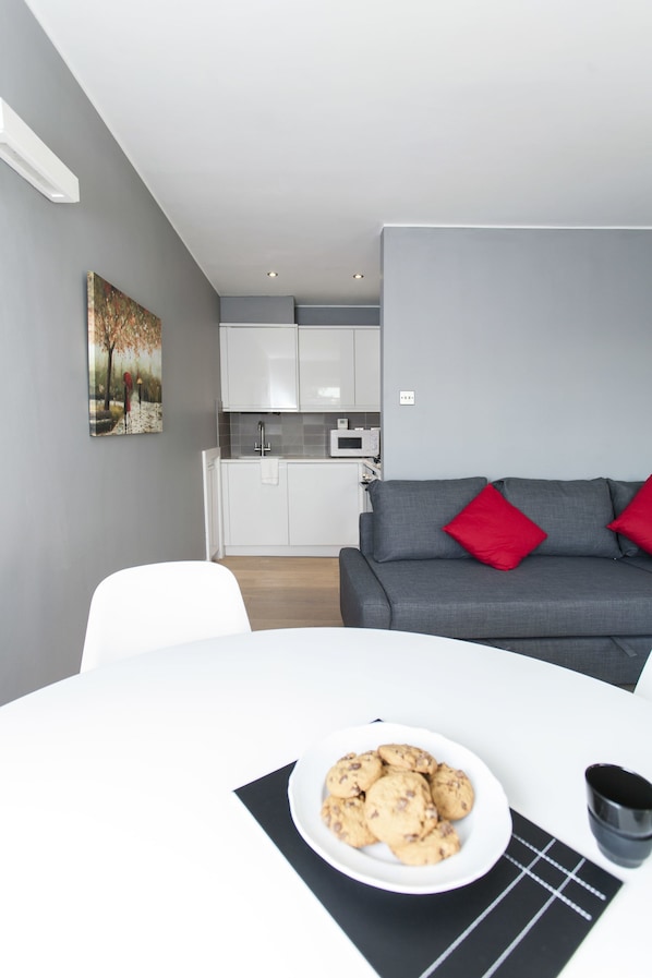 Apartment, 1 Bedroom | Living area