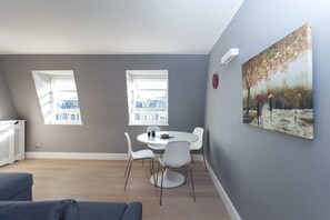 Apartment, 1 Bedroom | In-room dining