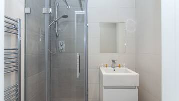 Apartment, 1 Bedroom | Bathroom | Shower, hair dryer, towels, shampoo
