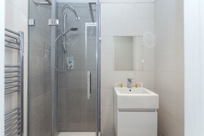 Apartment, 1 Bedroom | Bathroom - Shopping Centre and Cinema Atmosphere (London)