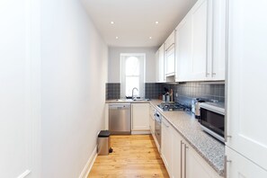 Apartment, 1 Double Bed, Non Smoking | Private kitchen | Fridge, microwave, oven, stovetop - South Kensington Britain's Great Museums (London)