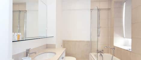 Apartment, 1 Double Bed, Non Smoking | Bathroom | Shower, free toiletries, hair dryer, towels