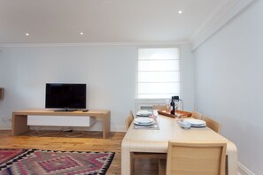 Apartment, 1 Doppelbett, Nichtraucher | Wohnbereich | 32-Zoll-Flachbildfernseher mit Digitalempfang, Fernseher