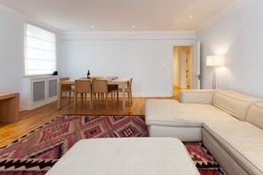 Apartment, 1 Doppelbett, Nichtraucher | Wohnbereich | 32-Zoll-Flachbildfernseher mit Digitalempfang, Fernseher