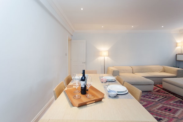 Appartement, 1 lit double, non-fumeur | Aire de séjour | Téléviseur à écran plat de 32 po avec télévision numérique, téléviseur