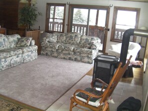 Fernseher, DVD-Player, Bücher