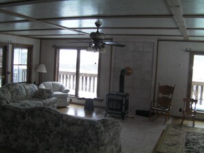 Fernseher, DVD-Player, Bücher