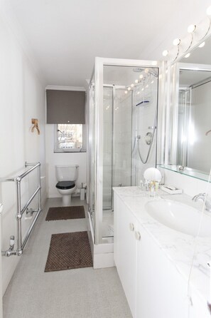 Apartment, 1 Bedroom | Bathroom | Shower, free toiletries, hair dryer, towels