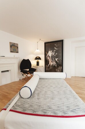 Appartement, 1 chambre | Salle de séjour | Télévision à écran plat de 32 pouces avec chaînes numériques, télévision