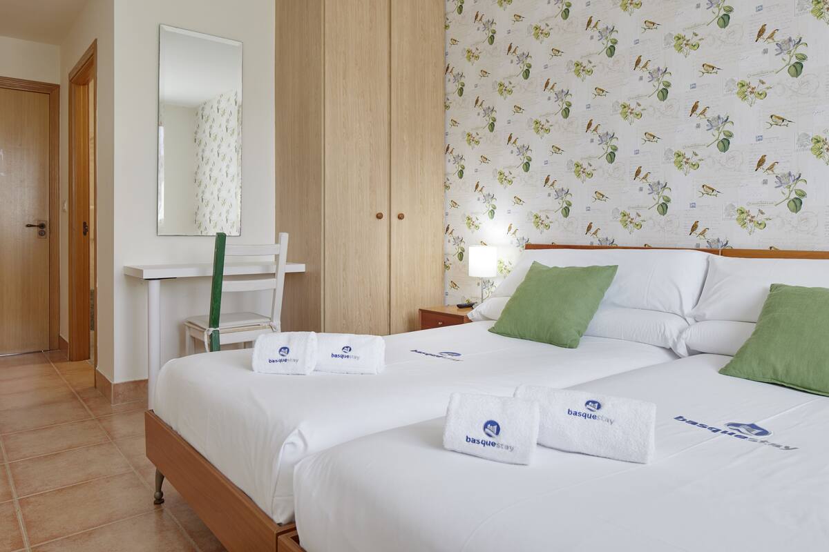 Twin Room | Desk, iron/ironing board, free cots/infant beds, rollaway beds