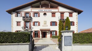 Un edificio con un cartel que dice "XABIN JATETXEA".