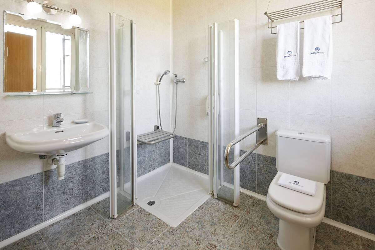 Triple Room | Bathroom | Shower, free toiletries, hair dryer, towels