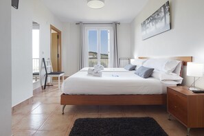 Habitació triple | Escriptori, planxa i posts de planxar i bressols gratuïts 