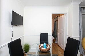 Apartment, 2 Bedrooms | In-room dining