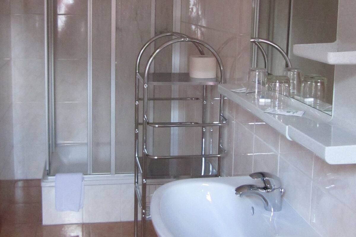 basic double room, non smoking | bathroom | shower, free toiletries, towels