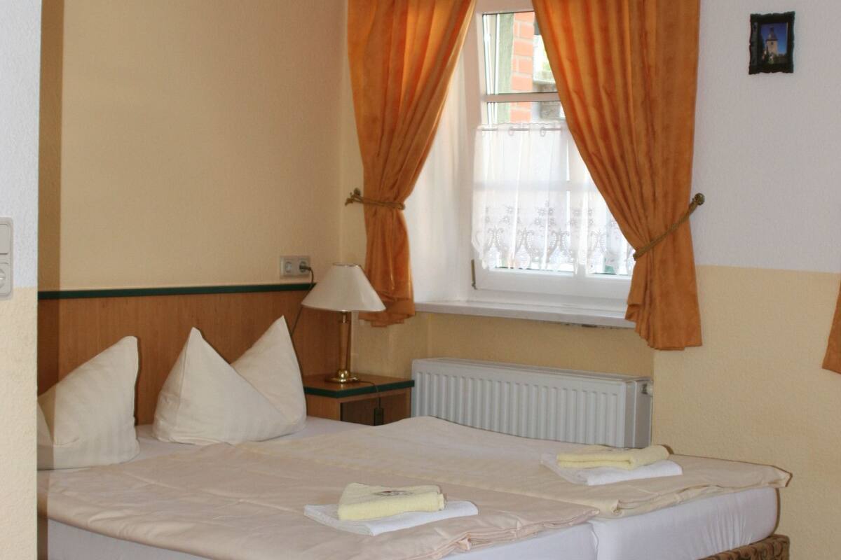 basic double room, non smoking | 1 bedroom, bed sheets