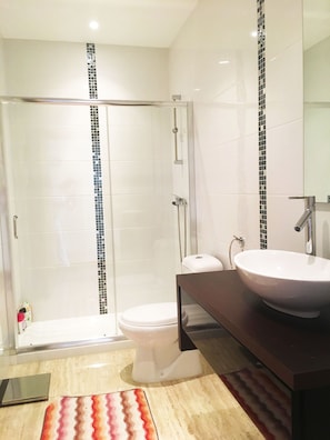 Chambre double ou avec lits jumeaux, salle de bains commune, vue sur la ville | Salle de bain | Séchoir à cheveux, bidet, serviettes fournies