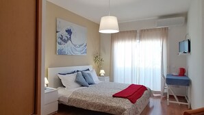 Une chambre à coucher moderne avec un lit, des tables de chevet, un bureau et une chaise.
