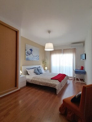 Suite, balkon, uitzicht op de stad | Verduisterende gordijnen, een strijkplank/strijkijzer, gratis wifi