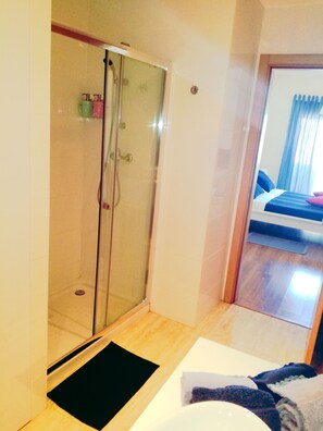 Suite, Balcony, City View | Bathroom | Hair dryer, bidet, towels - Casa da Valentina (Faro)