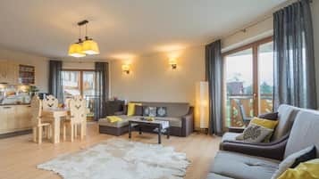 Studio Suite, Mountain View (Tatrachata Studio) | Living area | 25-inch flat-screen TV with cable channels, TV, fireplace