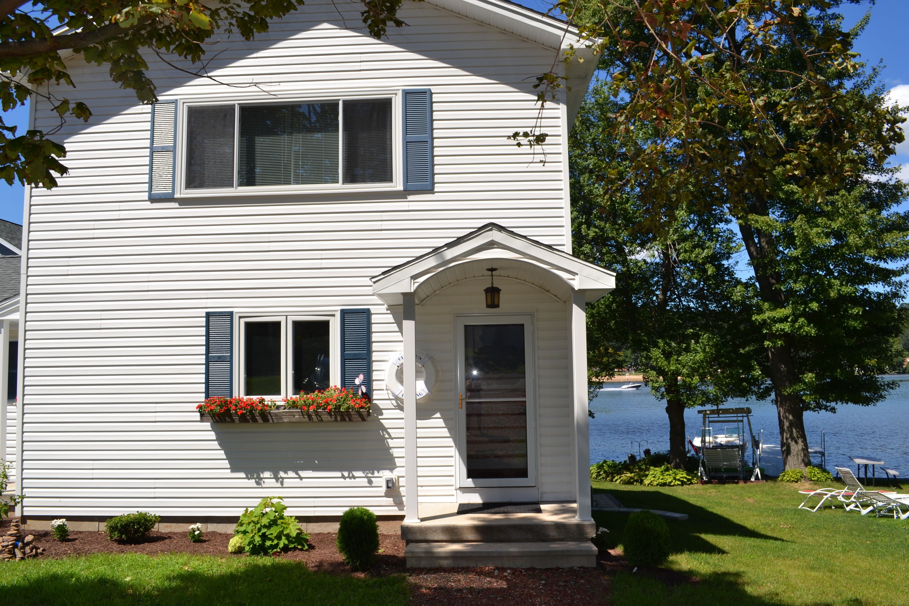 Direct Lakefront, 2 docks, private, easy access from I 91.