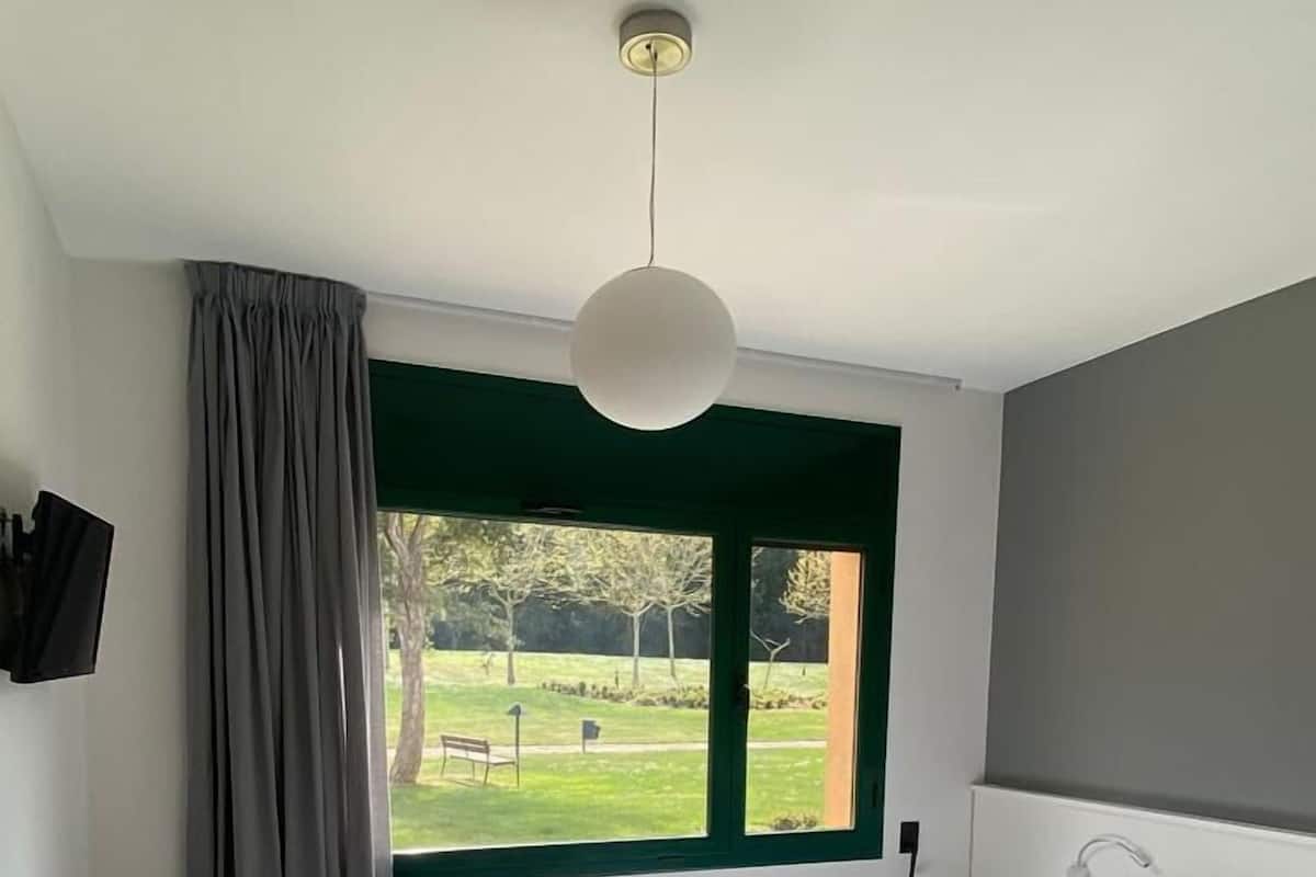 Tweepersoonskamer | Luxe beddengoed, een strijkplank/strijkijzer, gratis wifi, beddengoed