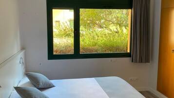 Habitación estándar con 1 cama doble o 2 individuales, accesible para personas con discapacidad | Ropa de cama de alta calidad, tabla de planchar con plancha, wifi gratis