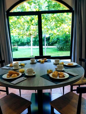 Petit déjeuner, déjeuner et dîner servis sur place, vue sur le jardin
