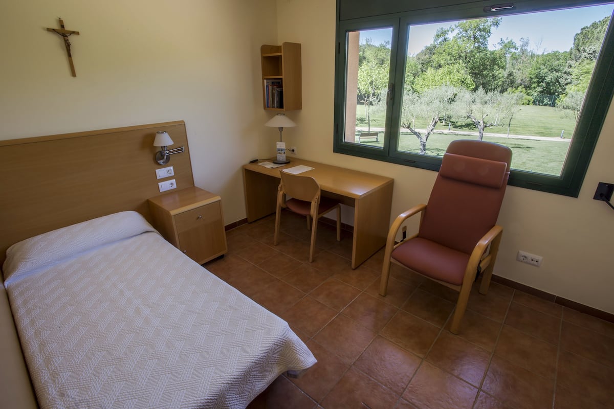 Single Room | Premium bedding, iron/ironing board (on request), free WiFi, bed sheets