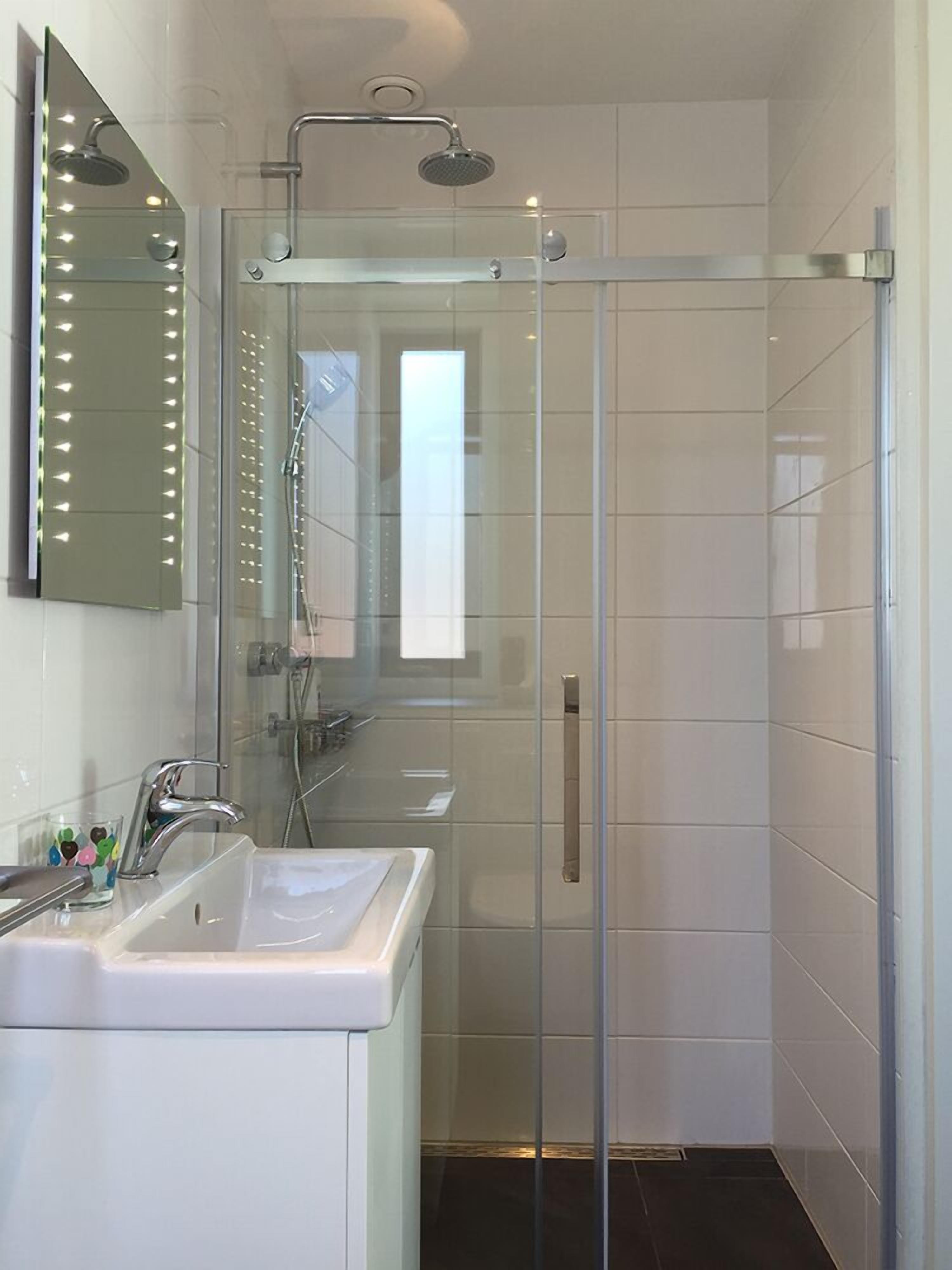 Double Room (Oude Veer) | Bathroom | Shower, free toiletries, hair dryer, towels