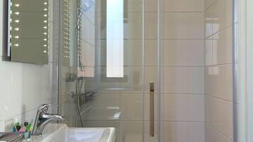 Double Room (Oude Veer) | Bathroom | Shower, free toiletries, hair dryer, towels