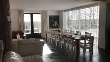 Een flatscreentelevisie en Netflix